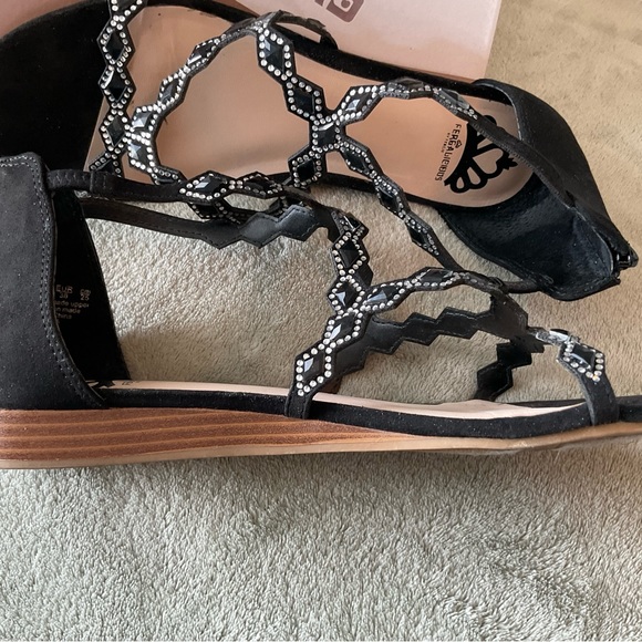 Cute low wedge sandals. - Picture 3 of 5